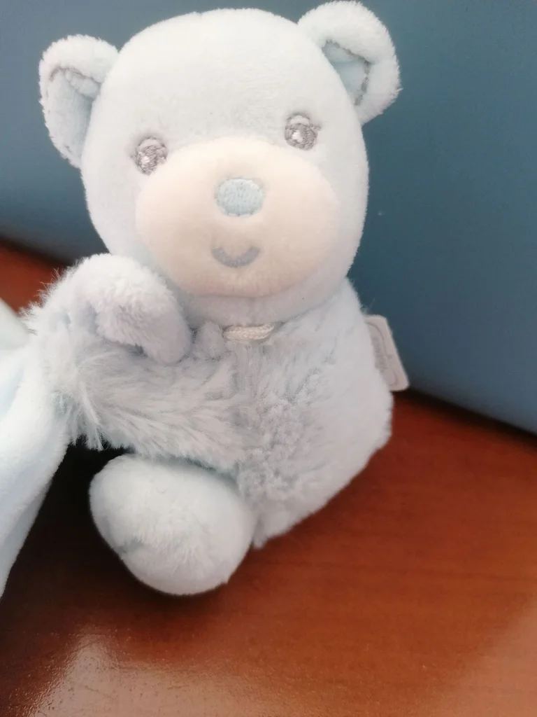 Urso de pelúcia azul céu segurando seu lenço Kaloo – photo 2
